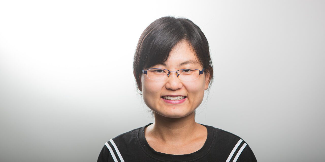 Mobilization of micro particles by salinity gradients in 2D micromodels